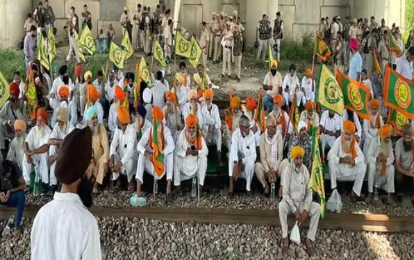 ਅੰਬਾਲਾ ‘ਚ 4 ਘੰਟੇ ਲਈ ਰੇਲਵੇ ਟ੍ਰੈਕ ਜਾਮ, ਕਿਸਾਨਾਂ ਦੀ ਚੇਤਾਵਨੀ-  ਸਰਕਾਰ ਨੇ ਗੜਬੜ ਕੀਤੀ ਤਾਂ ਹੋਵੇਗਾ ਵੱਡਾ ਅੰਦੋਲਨ