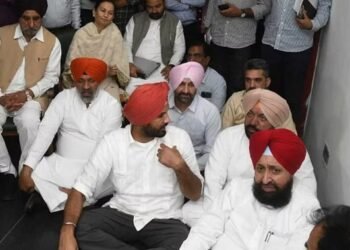 ਕਾਂਗਰਸੀ ਵਿਧਾਇਕਾਂ ਨੇ ਵਿਧਾਨ ਸਭਾ ਸਪੀਕਰ ਦੇ ਕਮਰੇ ਦੇ ਬਾਹਰ ਦਿੱਤਾ ਧਰਨਾ