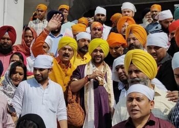 ਬਾਗੇਸ਼ਵਰ ਧਾਮ ਦੇ ਬਾਬਾ ਧੀਰੇਂਦਰ ਸ਼ਾਸਤਰੀ ਅੰਮ੍ਰਿਤਸਰ ਪੁੱਜੇ, ਪੀਲੀ ਪੱਗ ਬੰਨ੍ਹ ਕੇ ਸ੍ਰੀ ਹਰਿਮੰਦਰ ਸਾਹਿਬ ਮੱਥਾ ਟੇਕਿਆ