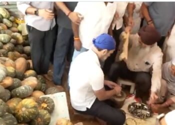 ਰਾਹੁਲ ਗਾਂਧੀ ਨੇ ਦੂਜੇ ਦਿਨ ਵੀ ਹਰਿਮੰਦਰ ਸਾਹਿਬ ਵਿਖੇ ਮੱਥਾ ਟੇਕਿਆ, ਲੰਗਰ ਛਕਿਆ