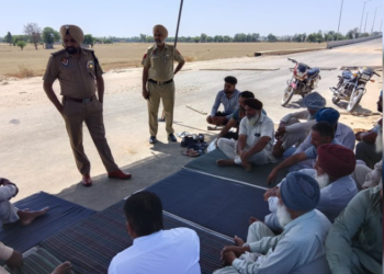 ਕਣਕ ਦੀ ਵਾਢੀ ਦੇ ਬਾਵਜੂਦ ਭਾਰਤ ਮਾਲਾ ਸੜਕ ਨੂੰ ਲੈ ਕੇ ਕਿਸਾਨਾਂ ਦਾ ਧਰਨਾ ਜਾਰੀ