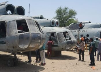 ਕਬਾੜੀਏ ਦੀ ਦੁਕਾਨ ਤੇ ਕਿਵੇਂ ਆਏ ਏਅਰ ਫੋਰਸ 6 ਹੈਲੀਕਾਪਟਰ , ਲੋਕਾਂ ਲਈ ਬਣੇ ਖਿੱਚ ਦਾ ਕੇਂਦਰ