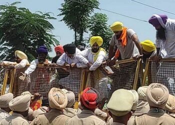 ਕਾਂਗਰਸੀ ਵਿਧਾਇਕਾਂ ਦੇ ਪੁੱਤਰਾਂ ਨੂੰ ਨੌਕਰੀ ਦਾ ਮਾਮਲਾ ਭਖਿਆ- ਬੈਰੀਕੇਡ ਤੋੜ ਸਿੱਖਿਆ ਮੰਤਰੀ ਦੀ ਕੋਠੀ ‘ਤੇ ਆਪ ਦਾ ਰੋਸ ਮੁਜ਼ਾਹਰਾ